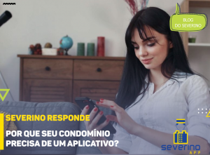 Uma mulher sentada no sofá de sua sala segura seu celular, utilizando o aplicativo de seu condomínio